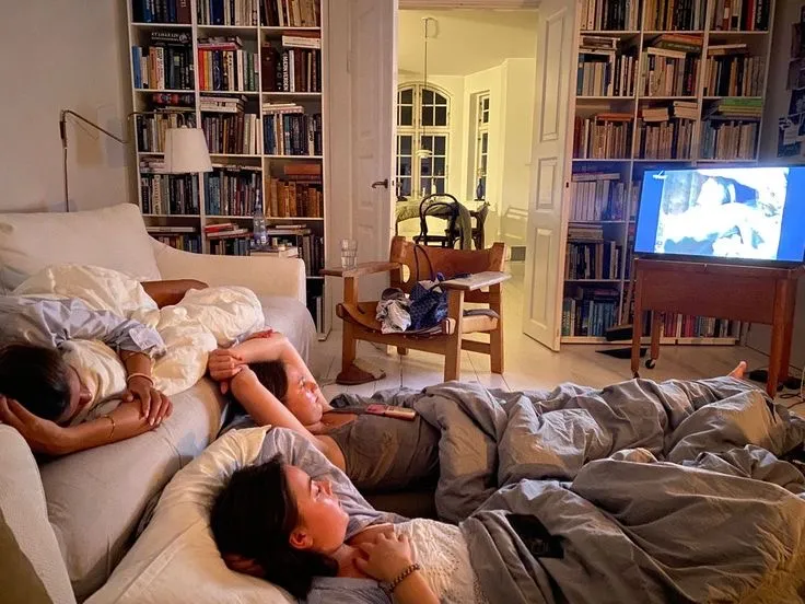 Quarters roommates